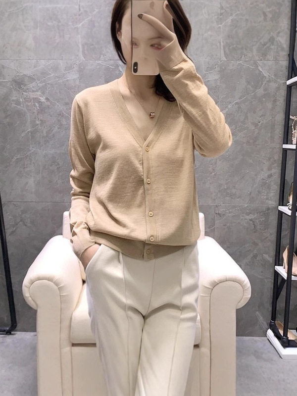 ニットのカーディガンの薄いタイプの女性vネックの春と秋はゆったりしていて、痩せています。|undefined
