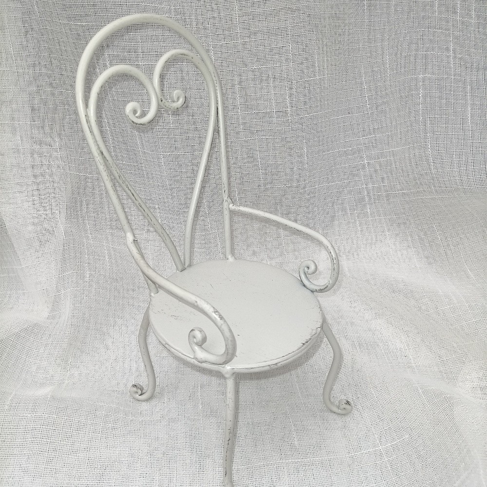 흰색 오래 된 작은 뒤 의자