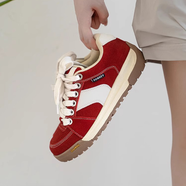 Pequeños zapatos casuales rojos verano y otoño de 2025 nuevos zapatos de entrenamiento de alta calidad para mujeres zapatos de pan suaves diarios