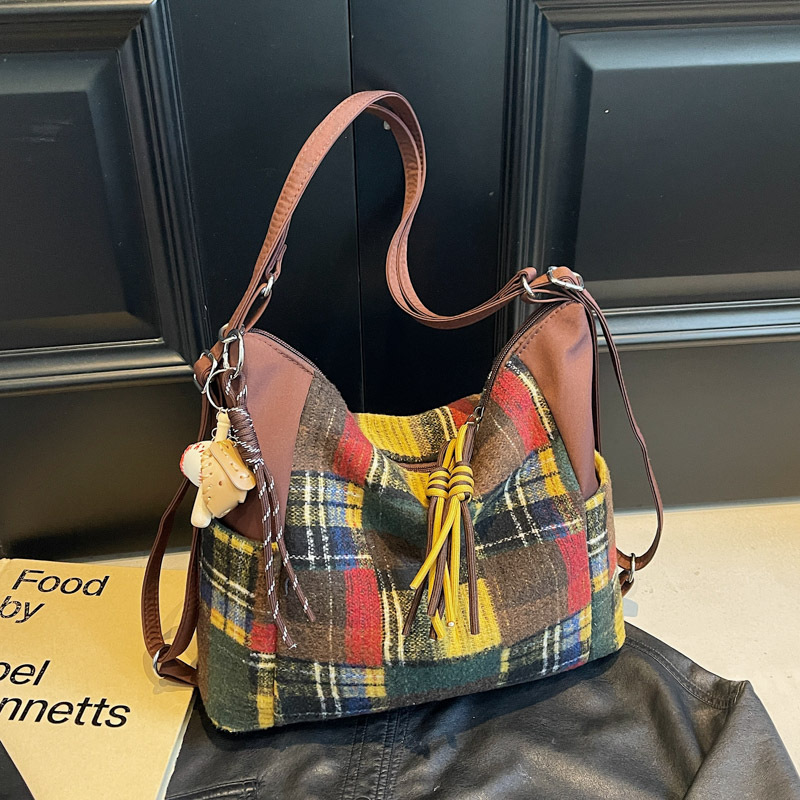 Bolso de gran capacidad de color de choque de ocio y desplazamiento 2025 nuevo bolso trasero de hombro femenino de otoño e invierno bolso especial de hombro único