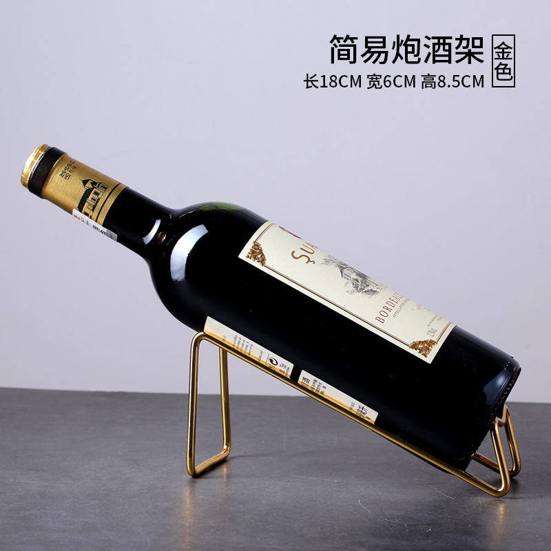 軽くて豪華な風の金色の酒の箱はワインの棚を飾ってワインの棚のワインの杯の棚を並べます。|undefined