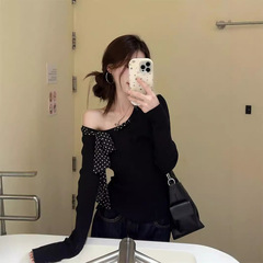 韓国系の波の点のリボンのtシャツの婦人服の秋の長袖の斜めの肩の底のシャツの純粋な欲の風の黒色の修身は肩の上着を現します