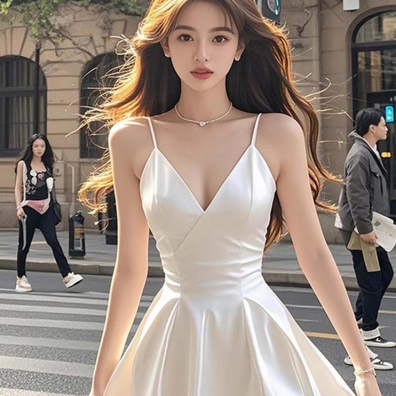 女性用ホワイトVネックサスペンダーサテンドレス、夏のウエストを細くする、社交界の女性のファッション、ハイエンドで絶妙なショートスカート|undefined