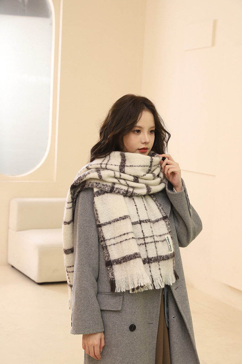 Écharpe pour fille hiver 2024 nouvelle écharpe à pompon polyvalente haut de gamme version coréenne, châle chaud et épais, beige tendance_voghion.com