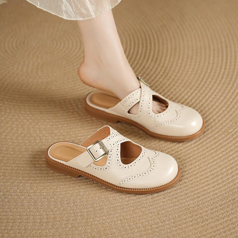 Dép sandal nữ da bò mũi trùm đế bằng, quai chéo chạm trổ cổ điển — đen