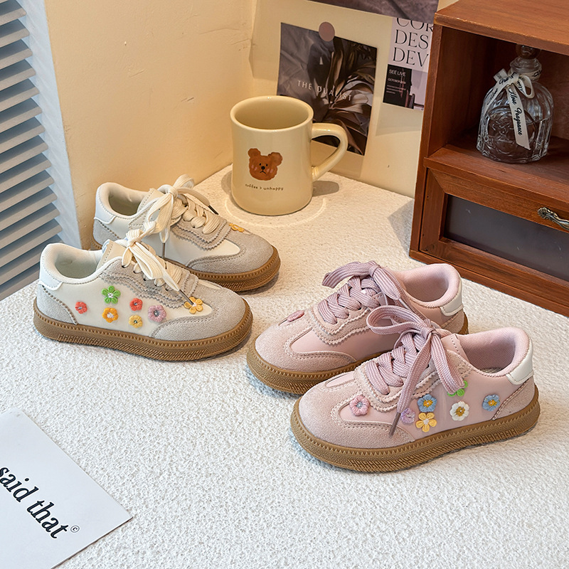 Zapatos deportivos de niñas para niños flores extranjeras zapatos de skate de otoño 2026 nuevos zapatos casuales de niñas con suela suave zapatos de entrenamiento alemán