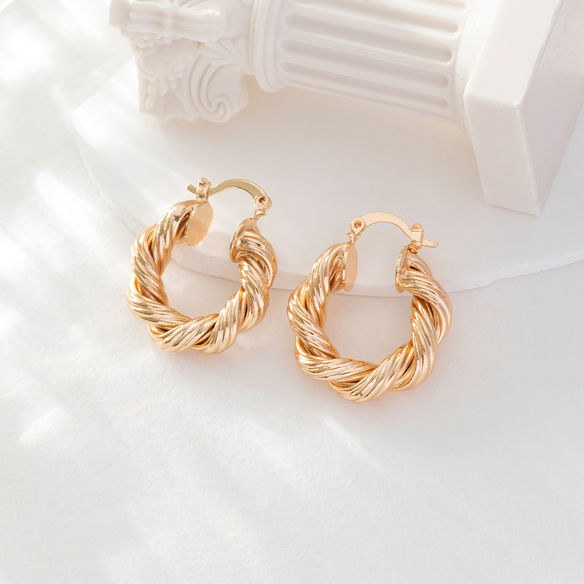 Amazon nicho de diseño retrógrado simple ligero aretes de lujo inswind único de alto nivel de sensación de perilla torcida