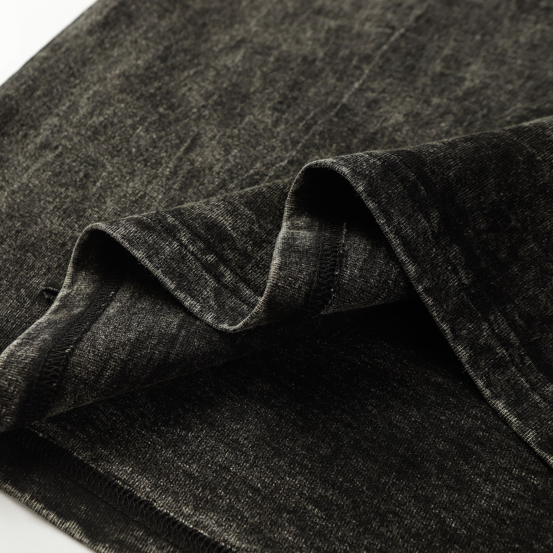 T-shirt a maniche corte con scollo rotondo e ricamo a lettera sul petto, lavata e obsoleta_voghion.com