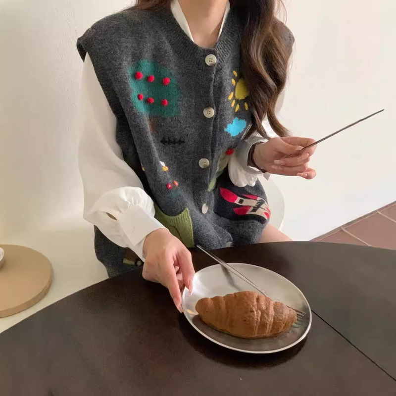 日本系の柔らかい妹の大衆は面白い手作りの立体フックの花を遊んで色のゆったりしているニットの馬甲の少女の外で重ねて着ます。|undefined