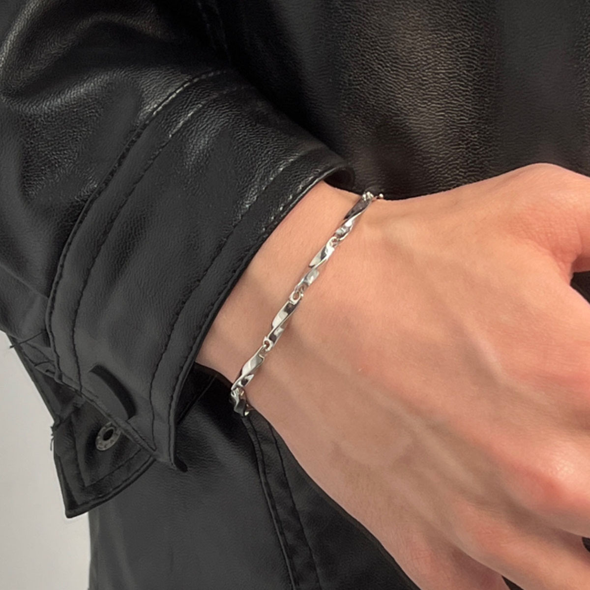 Modern Men’s Mobius Pendant Necklace, Premium Stainless Steel_voghion.com