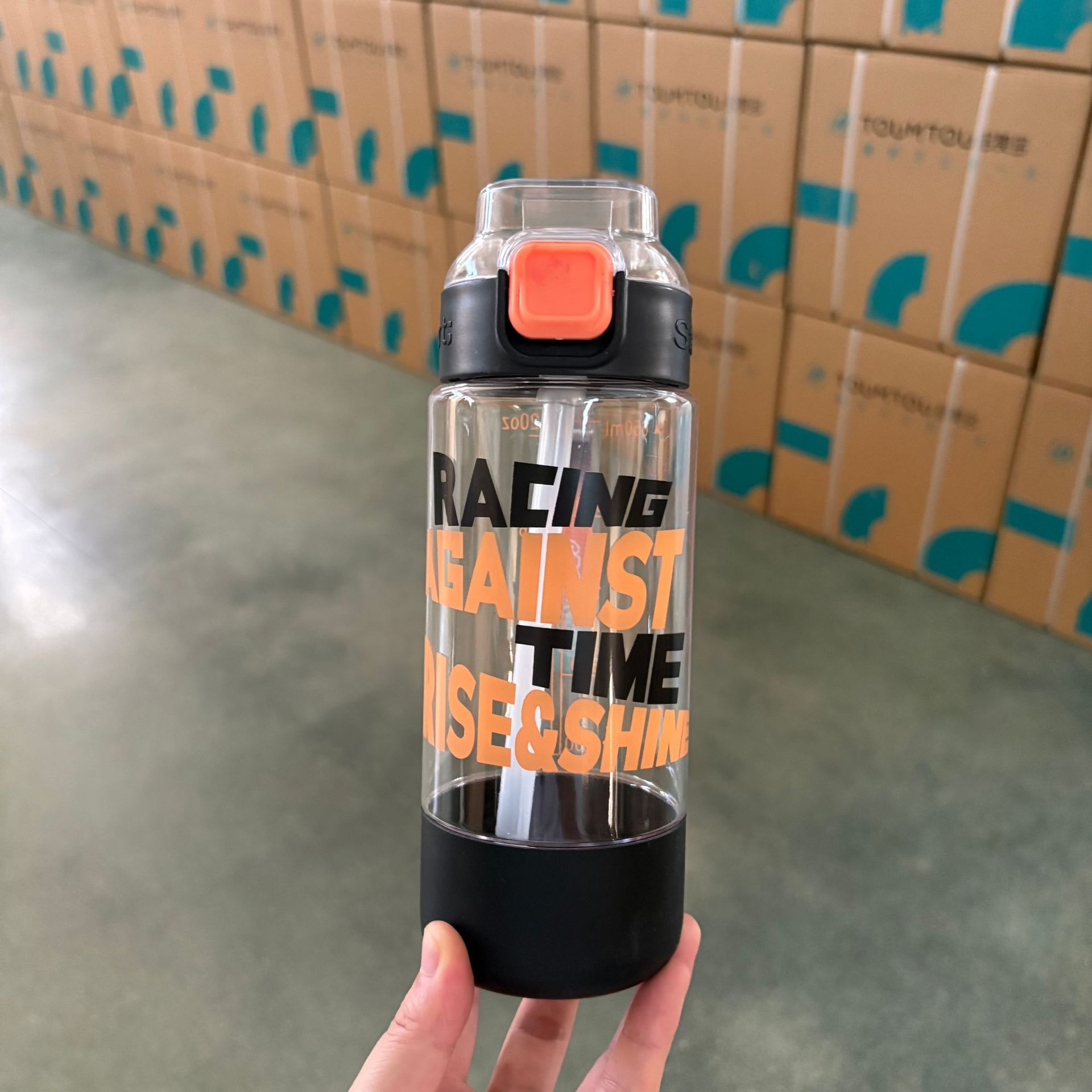 Taza de paja de alto valor de diseño de taza de agua creativa de alta capacidad de taza de agua de plástico portátil con tapa de bala