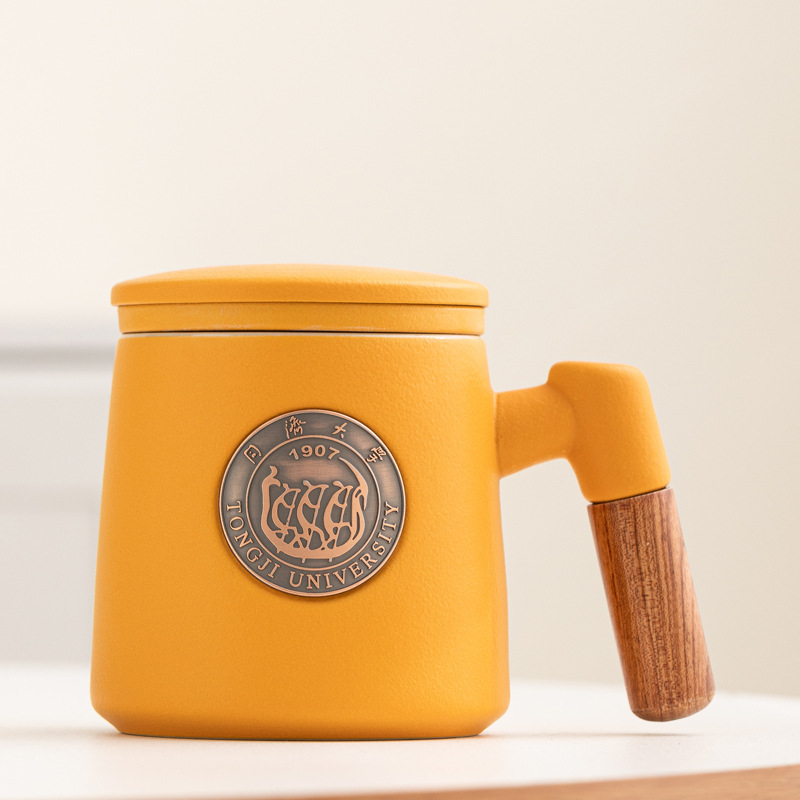Taza de cerámica famosa escuela taza de filtro taza de marca taza de metal bronce relieve impresión LOGO taza de agua taza con tapa caja de regalo