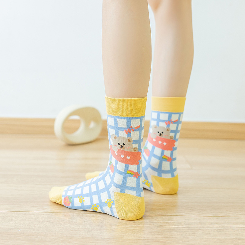 Calcetines de algodón de color puro de las mujeres de la mitad de la pantorrilla de dibujos animados lindo oso ins medias de moda al por mayor para la primavera, el otoño y los estudiantes de invierno