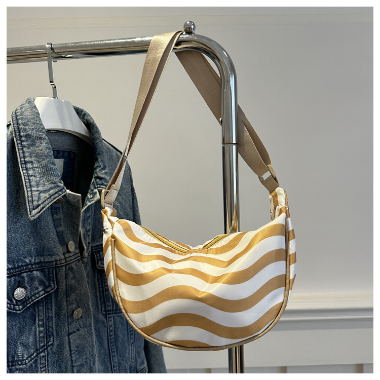 2025 Korean-style laid-back crossbody bag new versatile commuting dumpling bag, large-capacity commuting single-shoulder bag for women undefined