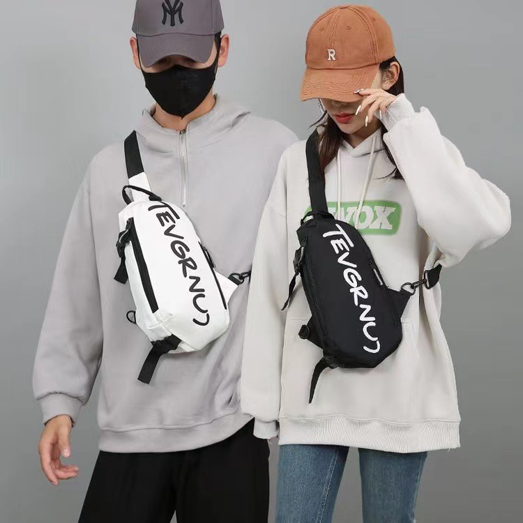 Fábrica de stock de marca de moda bolsas de pecho masculinas ociosas japonesas de hombro mochilas de tendencia de estudiantes para hombres y mujeres 2023 nuevas bolsas