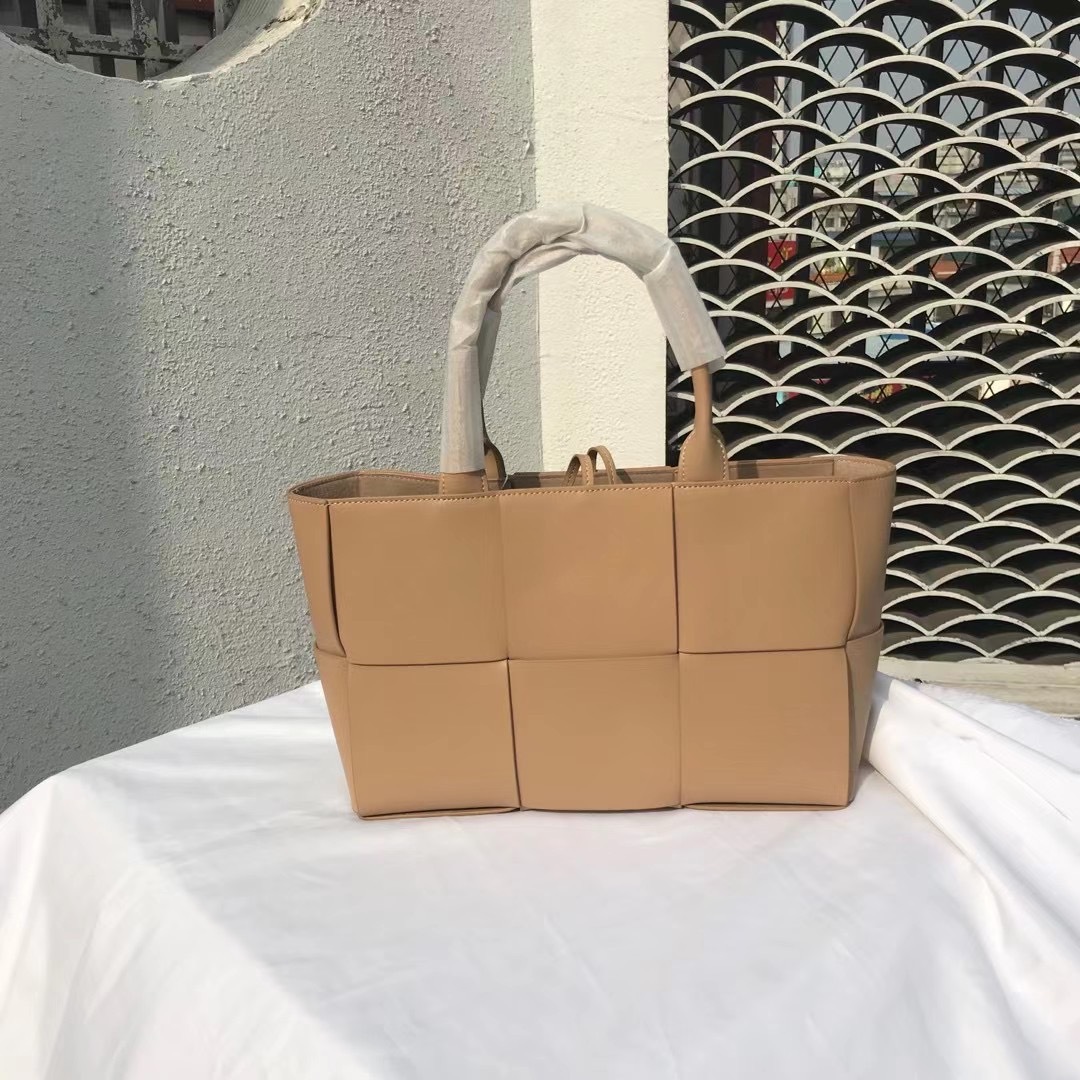 Bolso tote ARCO de moda para la primavera 2025, estilo internet, gran capacidad, con bolsa interior con cremallera, bolso de hombro, 6 colores, en stock.