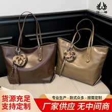 2025新款秋季单肩斜跨包大容量通勤真皮女包高级女士手提斜挎包