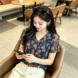 2026夏季新款妈妈装短袖小衫中老年女装v领印花显瘦减龄薄款上衣