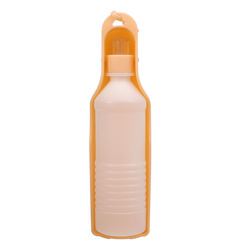Botella de agua con sabor a naranja.