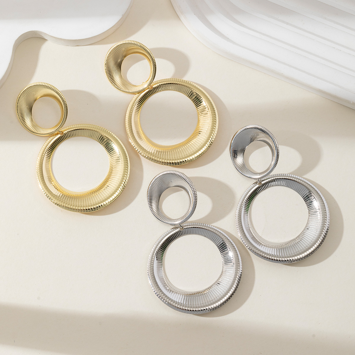 Alta sensación de metal de tamaño círculo aretes geométricos de moda europea y americana exagerado nicho temperamento red retró aretes para mujeres image 3