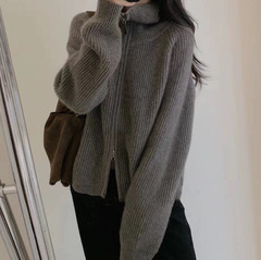 灰色のアライグマの毛の半高襟の立襟の双ファスナーのセーターのコートの女性の秋冬の厚い外はニットのカーディガンを着ます。