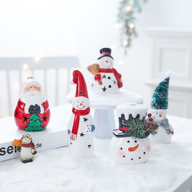 クリスマス陶磁器のぬいぐるみが老人雪だるまの小さなプレゼントを飾ってクリスマス装飾用品の祝日プレゼントを飾っている|undefined