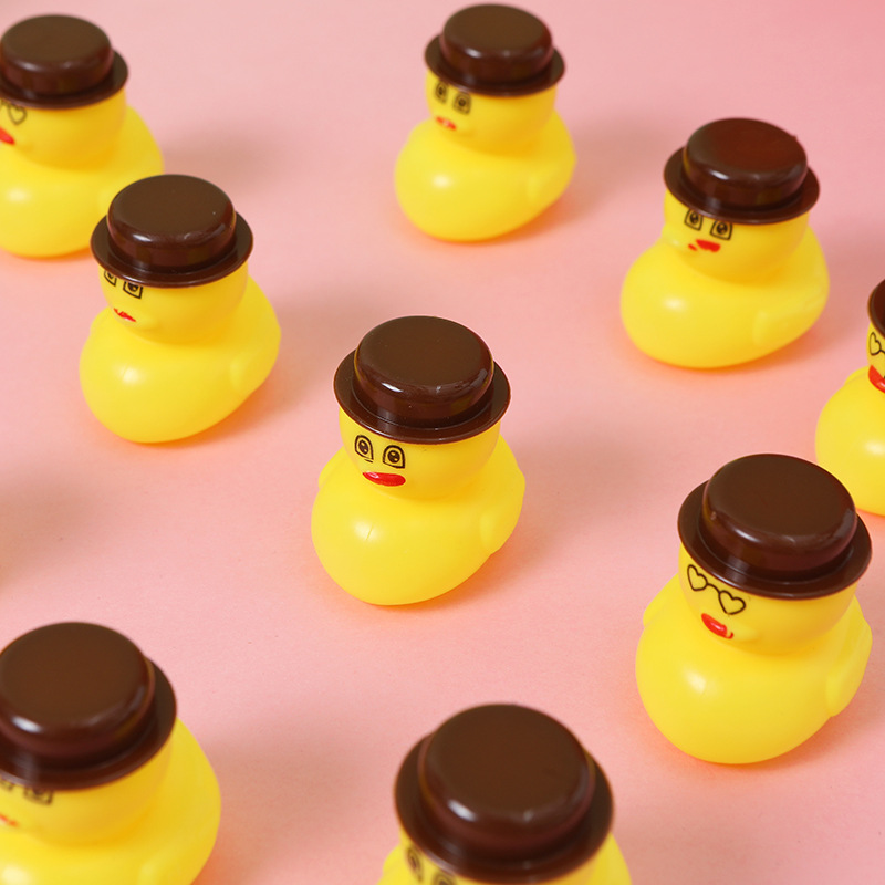 Bonito sombrero modelo de pato juguetes juguetes de agua bañera flotante jardín de infantes pequeños juguetes regalos al por mayor