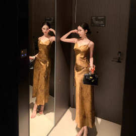 亚马逊跨境细腻光泽缎面微皱肌理｜45度斜裁｜金色荡领吊带连衣裙