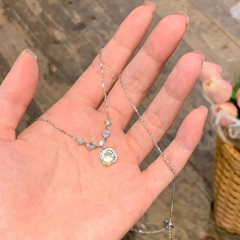 Light Luxury Zircon Sugar Cube Sparkling Diamond Necklace for Women, Simple Niche Design Choker, Exquisite High-End Feel, Versatile Clavicle Chain, Trendy
