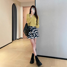 时髦复古几何印花顺滑亲肤防走光A字短款半身裙女2025秋新G100704