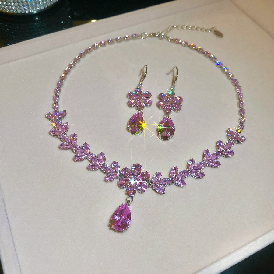 Collar de aretes cuadrados con incrustaciones de diamantes de dos piezas de moda, lujo ligero, collar de alta gama, temperamento exquisito, conjunto de joyas de todo fósforo