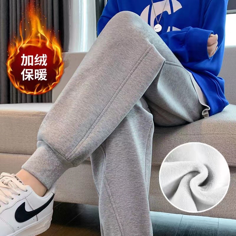 솔리드 컬러 스크류 그레이 팬츠와 벨벳