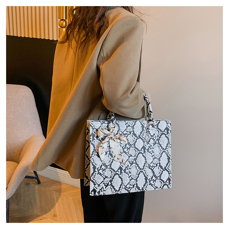 Sciarpa di seta alla moda in pelle di serpente, borsa da donna alla moda e personalizzata, nuova elegante borsa a mano di grande capacità del 2024_voghion.com