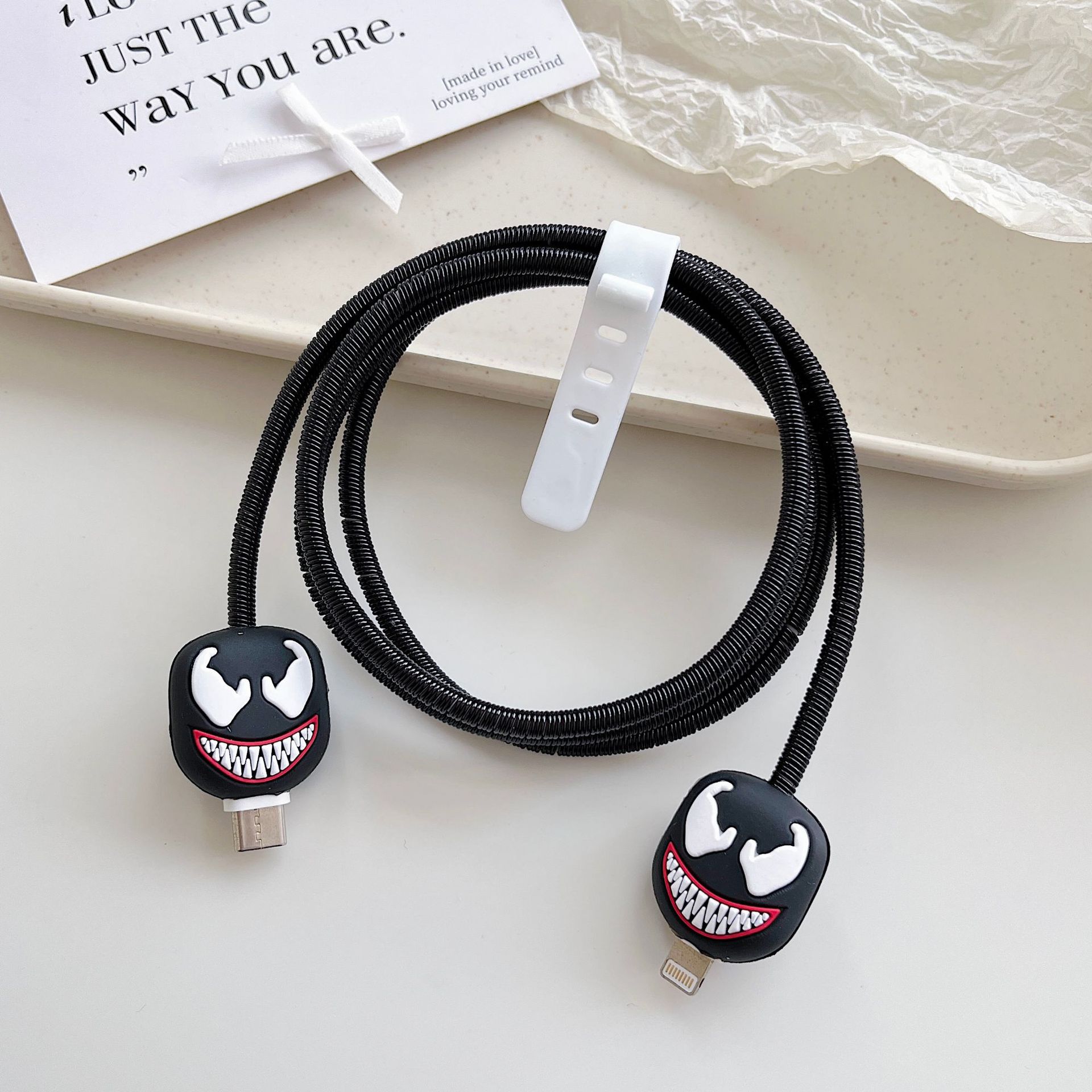 Amazon cartoon cable de datos cubierta adecuada para Apple Android cable de datos de carga rápida cuatro piezas en stock al por mayor