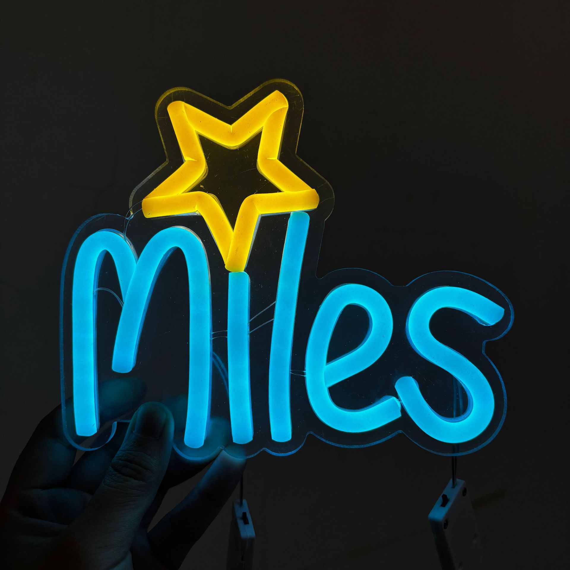 魏哲鸣演唱会手机背夹霓虹灯LED迷你粉丝应援灯牌手举接机发光灯