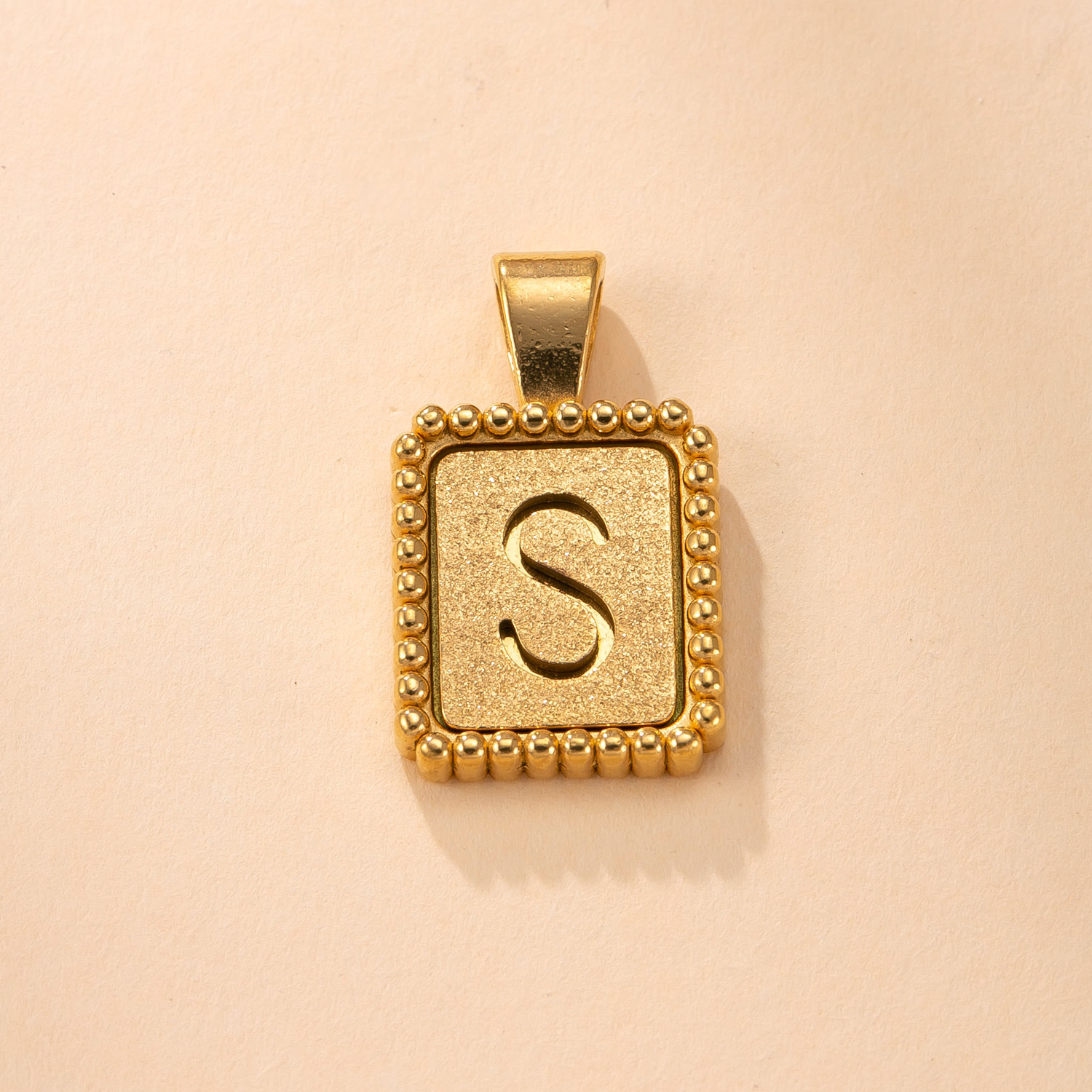 Colgante único Collar de acero inoxidable de moda transfronteriza Colgante de letras de lunares de marca cuadrada fundido Joyas de acero de titanio dorado de 18 quilates