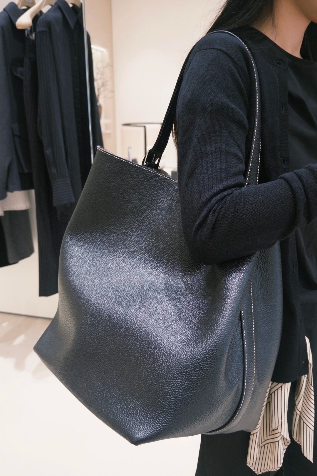 大衆がデザインしたレトロなスエードの砂の牛革のバケツは新型の本革の通勤女性バッグの大容量の特包を包みます。