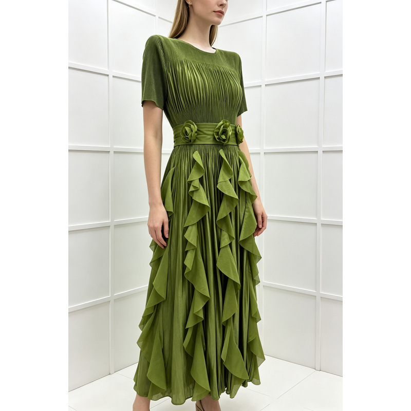 Shimmering fabric ruffled loose pleated dress with elaborate design, seaside vacation style, waist-cinching long dress Shimmering fabric ruffled loose pleated dress with elaborate design, seaside vacation style, waist-cinching long dress
