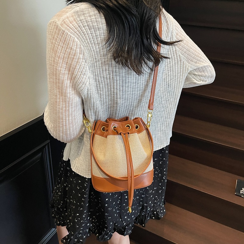 Bolso de lona retro para mujer 2025 nuevo bolso de cubo de diseño de nicho bolso de mensajero de un solo hombro simple y versátil