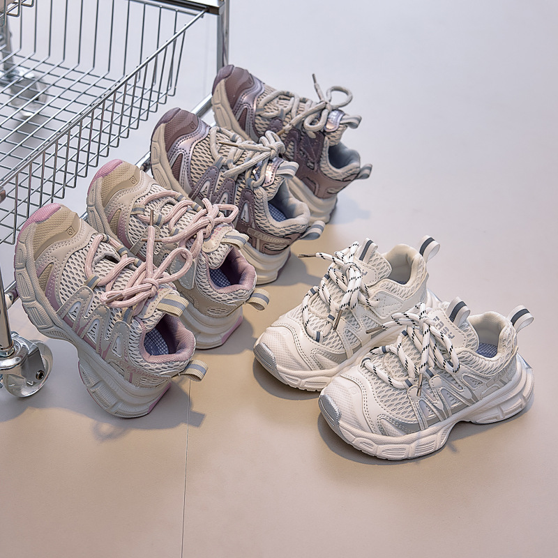 Modas coreanas de moda versátiles ventiladas zapatos deportivos de malla para niños otoño 2025 zapatos de papá para niños y niñas al por mayor