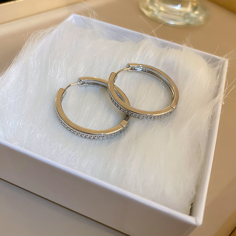 Aguja de plata Pendientes de anillo de elemento transfronterizo europeo y americano Pendientes de nicho de viento frío Pendientes de temperamento de moda Pendientes de lujo ligero y de alta gama