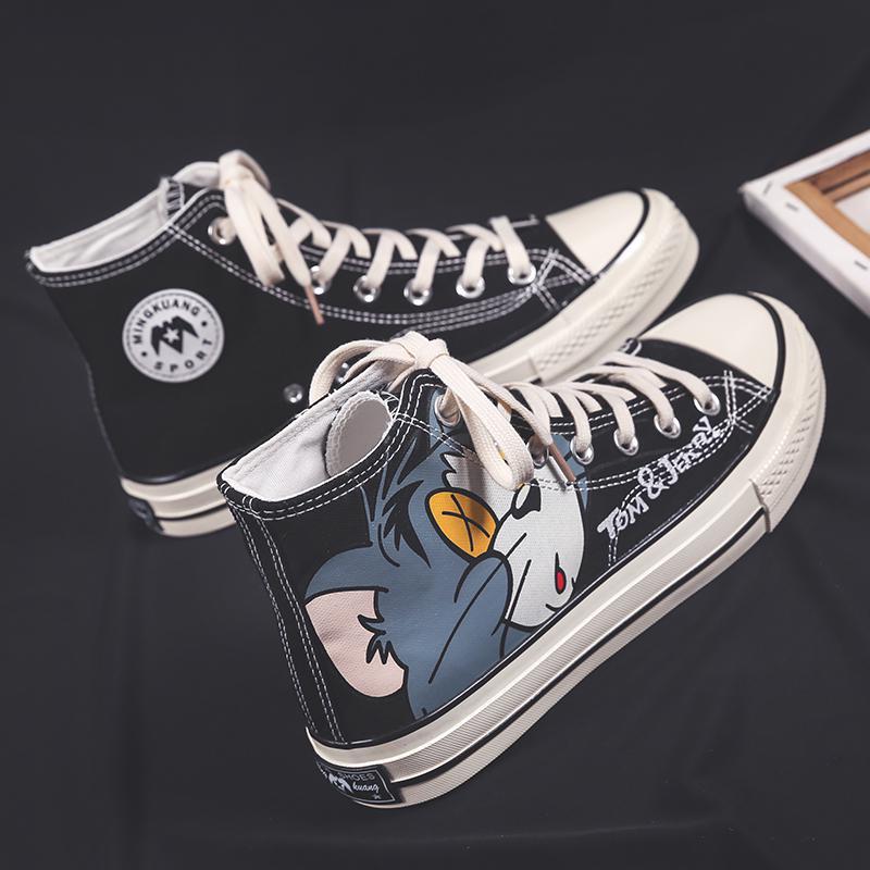 Zapatos de hombre caliente zapatos de skate 2025, cuatro temporadas nuevas zapatos de lona de gato y ratón de alta altura, tendencia de moda casual para hombres.