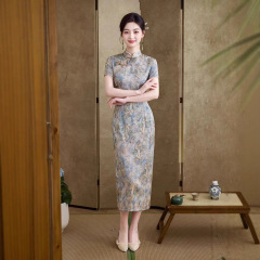 お母さんはチャイナドレスの若いモデルの新しいスタイルの気質を身に着けています。