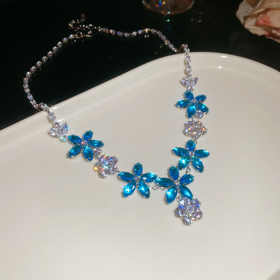 Flor de circón hoja gota de agua colgante collar conjunto de pendientes de lujo ligero industria pesada cadena de clavícula moda joyería de alta gama