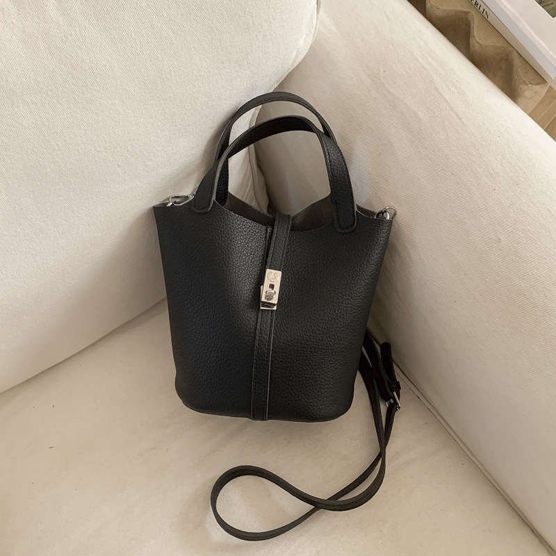 Nicho coreano canasta de platos portátiles bolso de cubo para mujeres 2026 ventas calientes nueva moda lichi patrón mochila