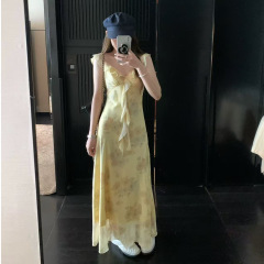 女性のための黄色のプリントサスペンダードレス夏フレンチフリルスモールフライングスリーブスカートウエスト気質妖精ロングスカート