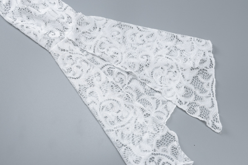 Stile Instagram da donna, taglio corto aderente con scollo a V profondo, ombelico scoperto e pizzo trasparente, maniche lunghe, piccante_voghion.com