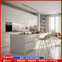 厨房定制整体厨柜石英石台面实木柜子颗粒门板开放式奶油白色