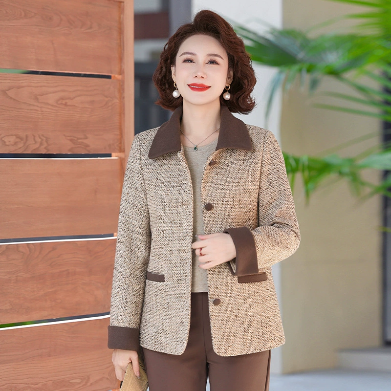 Молодая мама одевает весенний новый ворс с лацканом