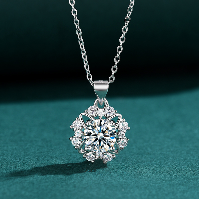 Funkelnde simulierte Moissanite-Kleeblatt-Halskette für Damen mit Schleifenanhänger, lichtechte Schlüsselbeinkette für das Leben_voghion.com